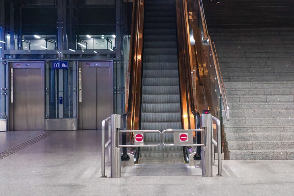 KONE GmbH Erfurt - Aufzüge • Rolltreppen • Automatiktüren 1 KONE GmbH Erfurt - Aufzüge • Rolltreppen • Automatiktüren